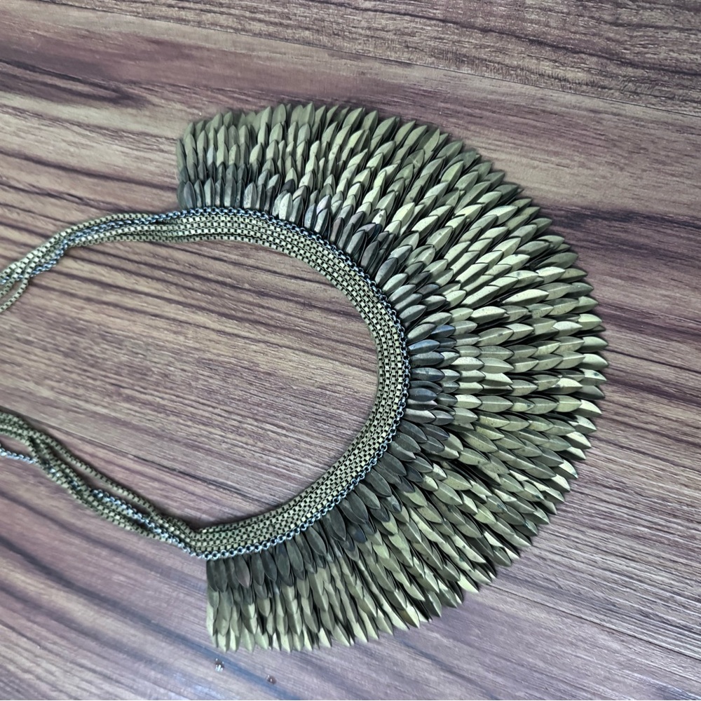 Chic Feather Necklace in Olive and Black